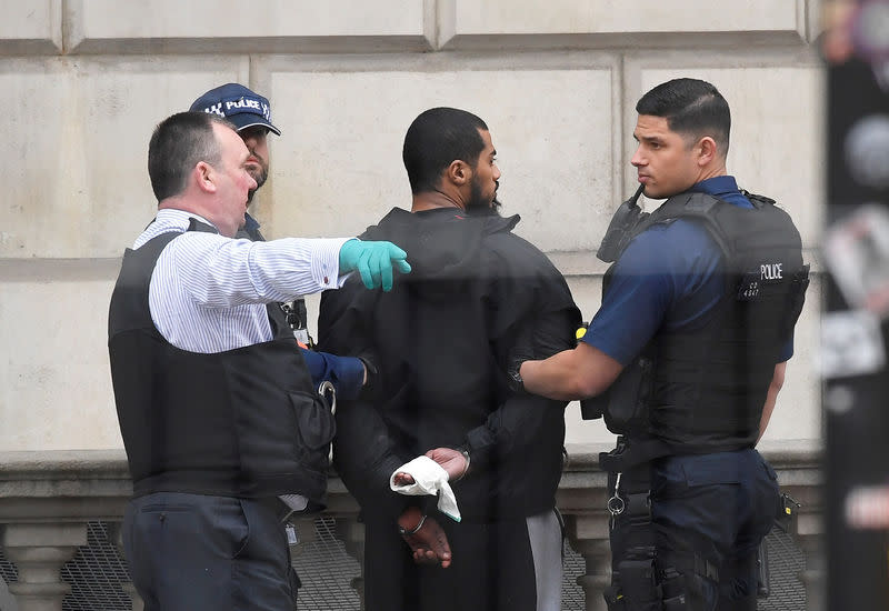 La police britannique a annoncé avoir arrêté un homme de 27 ans pour terrorisme jeudi dans le centre de Londres, non loin du Parlement britannique et de la résidence de la Première ministre, Theresa May. /Photo prise le 27 avril 2017/REUTERS/Toby Melville