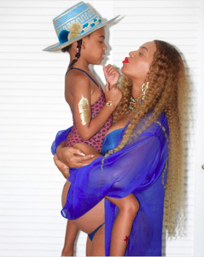 Blue y su mami durante un reciente festivo. (Photo: <a href="https://www.instagram.com/p/BUtPRfzg3-e/?taken-by=beyonce" rel="nofollow noopener" target="_blank" data-ylk="slk:Beyoncé via Instagram;elm:context_link;itc:0;sec:content-canvas" class="link ">Beyoncé via Instagram</a>)