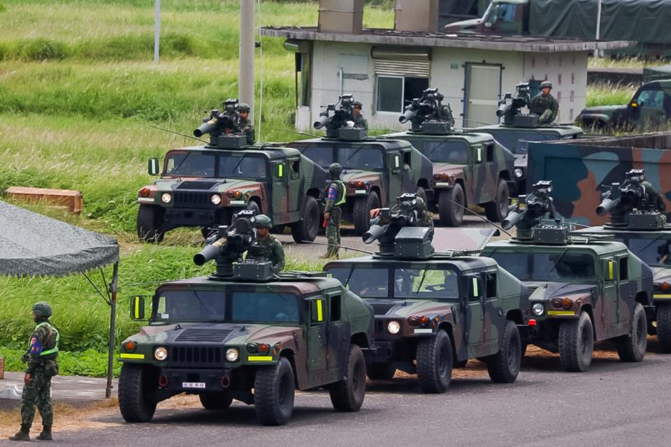 馮世寬擔任國防部長期間，國軍曾研議將汰除悍馬車對民間標售，但後遭審計部反對而作罷。圖為國軍2023年7月「天馬操演」，陸軍裝甲旅與機步旅悍馬車裝載拖式2型反戰車飛彈於屏東實彈射擊。路透社