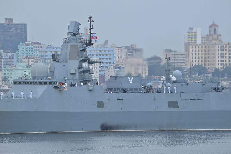 La fragata de clase rusa Almirante Gorshkov, parte del destacamento naval ruso que visita Cuba, llega al puerto de La Habana el 12 de junio de 2024