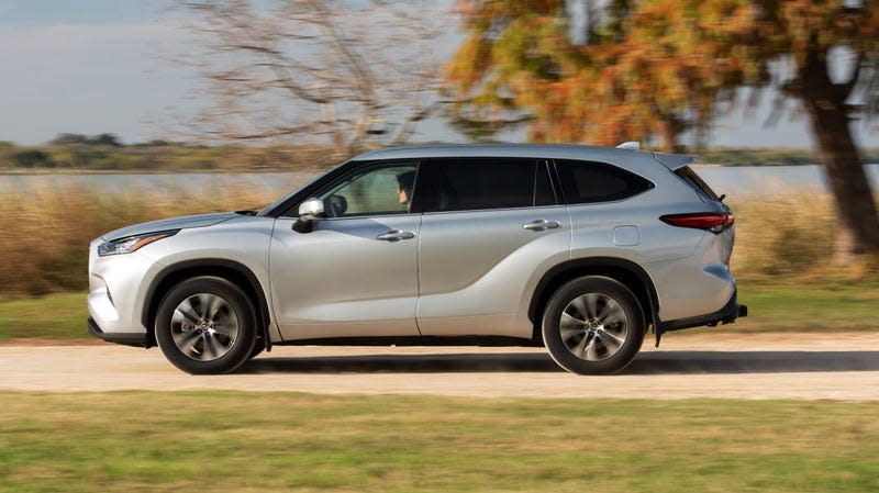 Side view of the current Toyota Highlander