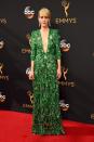 <p>Sarah Paulson a remporté un Emmy et une récompense dans la catégorie Meilleure tenue grâce à son impressionnante robe vert émeraude Prada ornée de divers cristaux, pierres et paillettes <i>(Photo : Getty Images)</i></p>