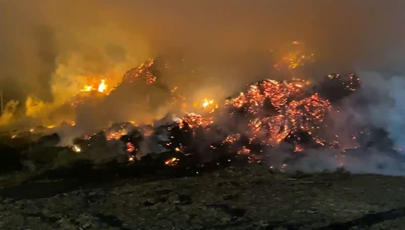 木材堆置場燃燒面積多達200坪，火勢延燒至今超過48小時仍持續悶燒，消防隊預估火勢恐怕要2周後才能完全撲滅。(圖／翻攝畫面)