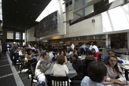 Patrons have lunch at Kate Mantilini restaurant in Beverly Hills, California June 4, 2014.REUTERS/Mario Anzuoni