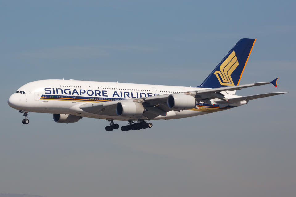 <p>Die neue Nummer eins hört auf den Namen Singapore Airlines. Schon im Bereich “Beste First Class” hatte sich der Wechsel angebahnt: Hier stand der Konzern schon 2018 an der Spitze, 2019 ist es nun also der Gesamtsieg. Tatsächlich liegt das Unternehmen bei sonstigen Kategorien nicht auf der Eins, einzig im First-Class-Sektor. So oder so ist Singapore Airlines aber die beste Fluglinie 2019. </p>