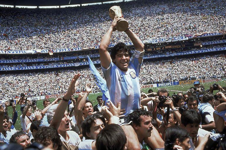 Maradona con la Copa del Mundo en México 86, por entonces, con la camiseta de Le Coq Sportif