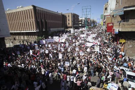 Anti-Houthi protesters demonstrate to commemorate the fourth anniversary of the uprising that toppled former president Ali Abdullah Saleh, in Yemen's southwestern city of Taiz February 11, 2015. REUTERS/Mohamed al-Sayaghi