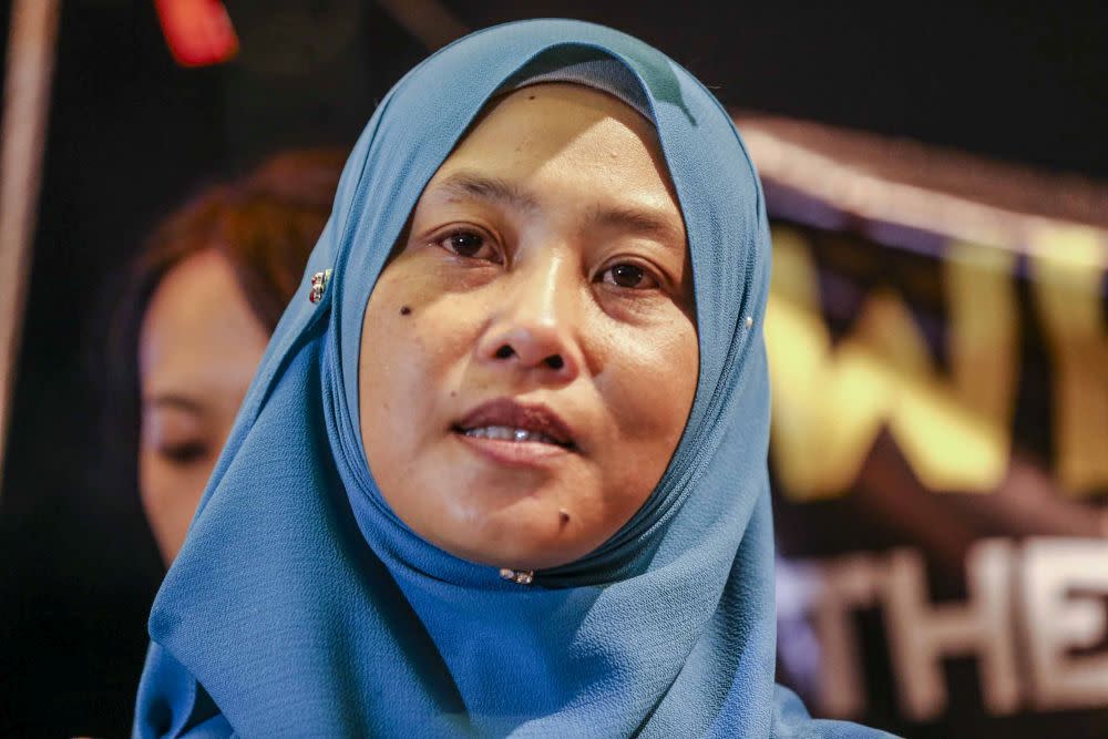 Norhayati Mohd Ariffin (pic) accused the police of failing its duty in investigating her husband Amri Che Mat’s abrupt disappearance and the government of negligence. — Picture by Firdaus Latif