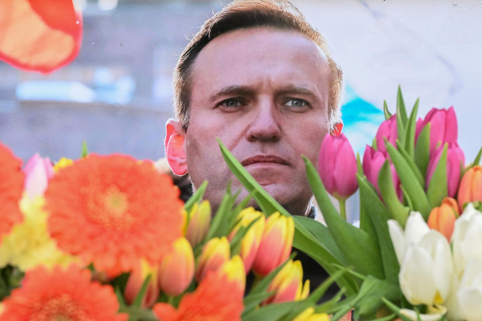 Flores en recuerdo de Navalny. (Photo by AFP) (Photo by -/AFP via Getty Images)