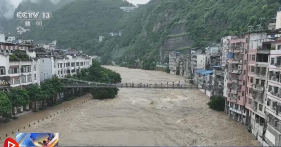 重慶近日遭遇暴雨襲擊，全市有29條河流出現超警戒水位洪水。翻攝央視