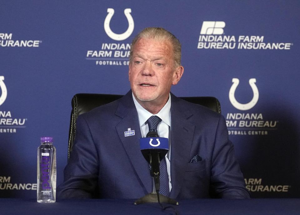 ARCHIVO - En foto del 7 de noviembre del 2022, el dueño de los Colts de Indianápolis Jim Irsay en conferencia de prensa en las instalaciones del equipo. El miércoles 14 de diciembre del 2022, Irsay se retracta y dice que no está listo para expulsar al dueño de los Commanders de Washington Daniel Snyder durante las reuniones de diciembre. (AP Foto/Darron Cummings, Archivo)