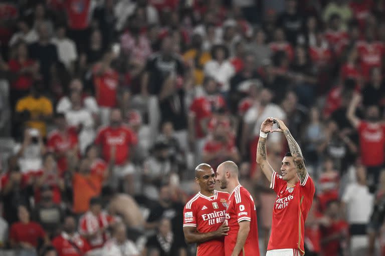 Di María y otro festejo de corazón en Benfica; el rosarino definió el clásico y suma cinco goles en las siete fechas de la liga de Portugal.