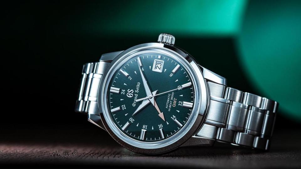 GRAND SEIKO Elegance Collection（春分款）| 型號SBGJ251／錶徑39.5mm／不鏽鋼材質／時、分、秒、日期、第二地時間指示／9S86自動上鏈機芯／動力儲存55小時／防水3大氣壓／建議售價NT$205,000