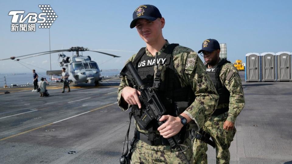 美國海軍「美利堅號兩棲突擊艦」停靠在馬尼拉。（圖／達志影像美聯社）