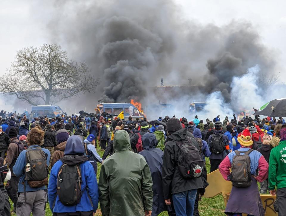 Une nouvelle manifestation interdite contre les bassines a donné lieu à de violents affrontements le samedi 25 mars dans les Deux-Sèvres, au moins 2 fourgons de gendarmes ont été incendiés. - BFMTV
