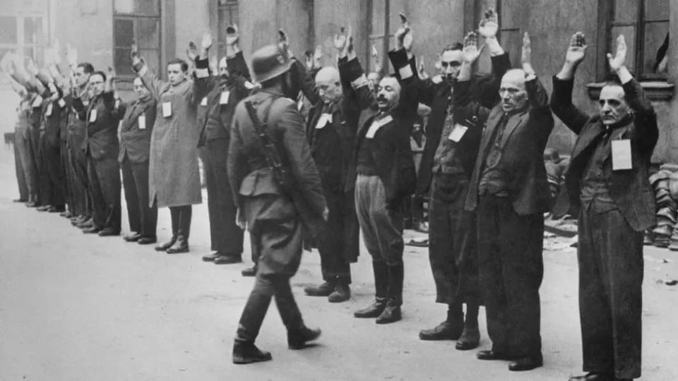 Soldado da SS inspeciona judeus no gueto de Vars&#xf3;via, na Pol&#xf4;nia, em 1943