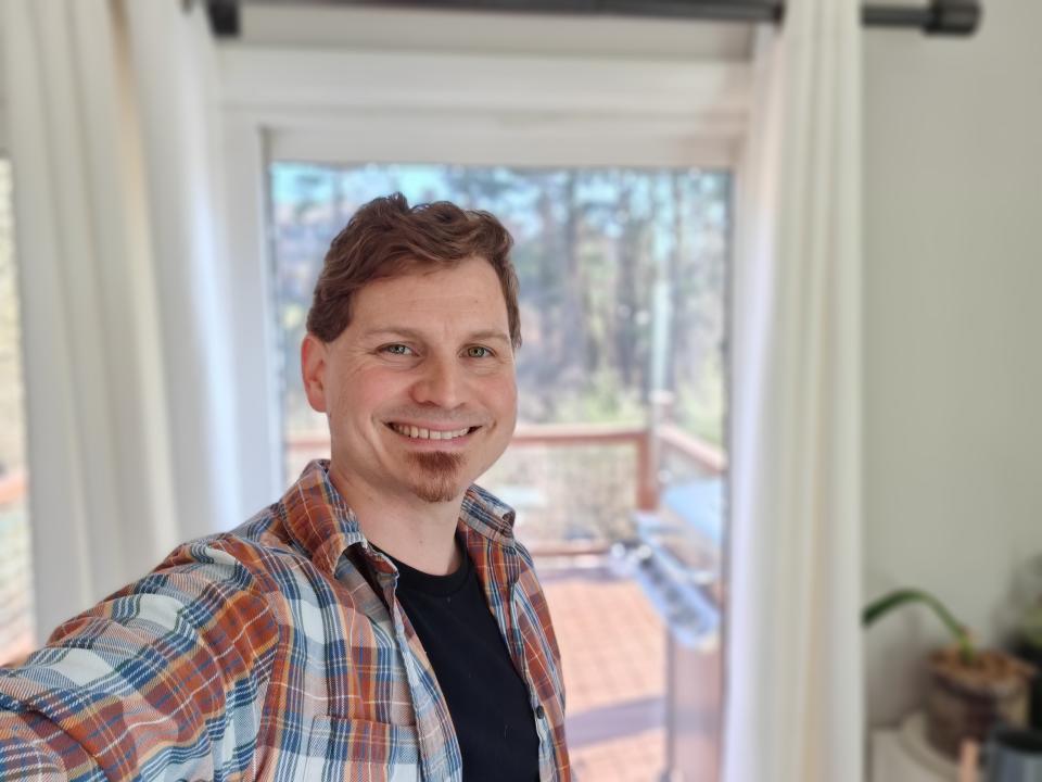 A front-facing portrait mode camera sample from the Honor Magic 6 Pro