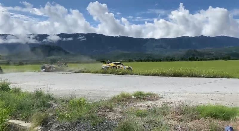 廖老大車隊在台東參加拉力賽，車隊衝入田中。（圖／翻攝畫面）