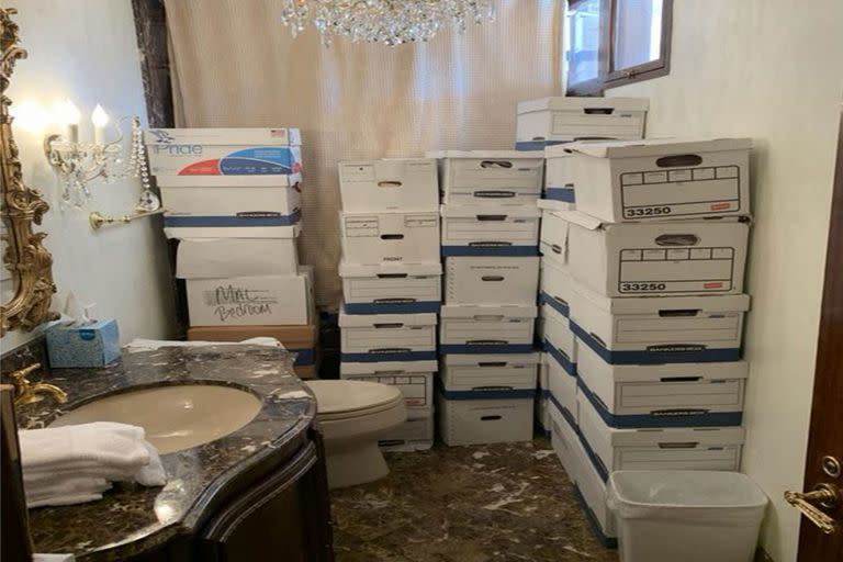 Cajas con documentos clasificados en un baño de la mansión de Trump en Florida