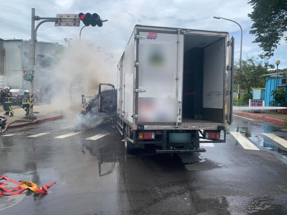 運鈔車車禍起火。（圖／東森新聞）