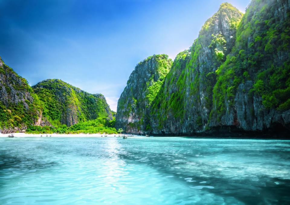 普吉島位於泰國南部，是該地區最大的海島，以其多樣的海灘和島嶼玩法聞名。除了絕美的海灘和水上活動外，島上還擁有豐富多樣的美食和夜生活文化，供旅客品嚐地道美食，感受濃郁的泰國風情。