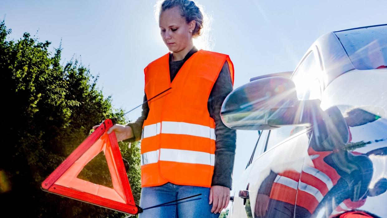 Wer eine Panne hat, muss das Warndreieck mit ausreichend Abstand zum Fahrzeug aufstellen, um den nachfolgenden Verkehr zu warnen.