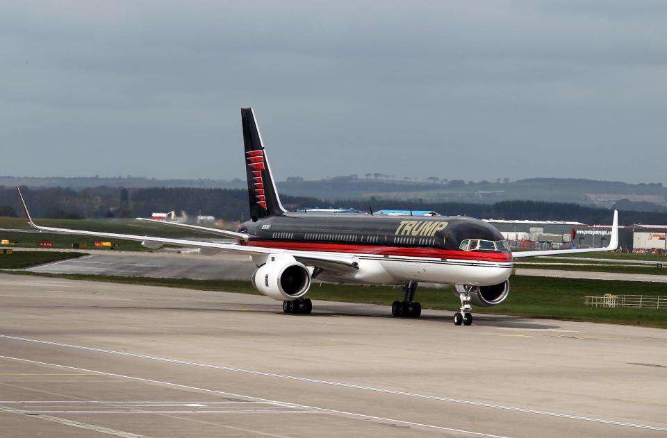 Trumps Boeing 757, bevor sie 2022 eine neue Lackierung erhält. (Bild: Andrew Milligan/PA Images via Getty Images)