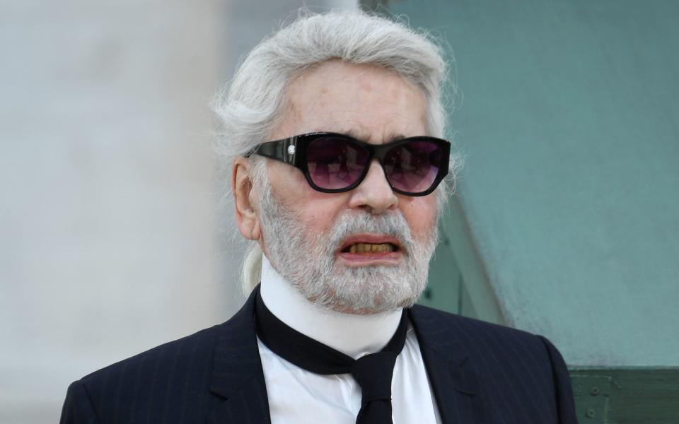 Mit ihm verlor die Modewelt eine ihrer größten Ikonen: Vor einem Jahr, am 19. Februar, starb Karl Lagerfeld im Alter von 85 Jahren. "Karl, der Große" - so sein Beiname - war eine der schillerndsten Figuren der - an schillernden Figuren nicht gerade armen - Modewelt. Die Galerie stellt ihn und weitere exzentrische und erfolgreiche deutsche Designer vor ...