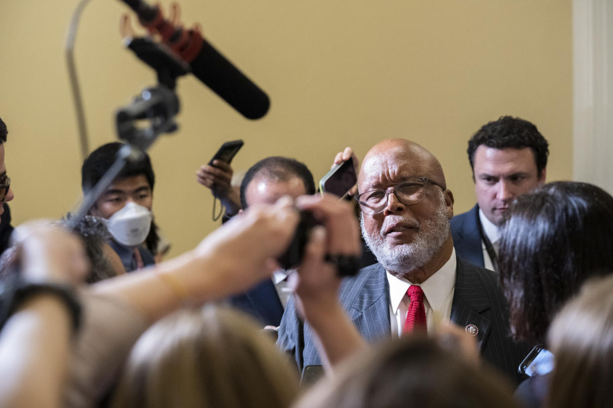 El representante Bennie Thompson (demócrata de Misisipi) habla con periodistas tras una audiencia del comité de la Cámara de Representantes encargado de investigar el ataque del 6 de enero al Capitolio en Capitol Hill en Washington, el 16 de junio de 2022. (Haiyun Jiang/The New York Times)