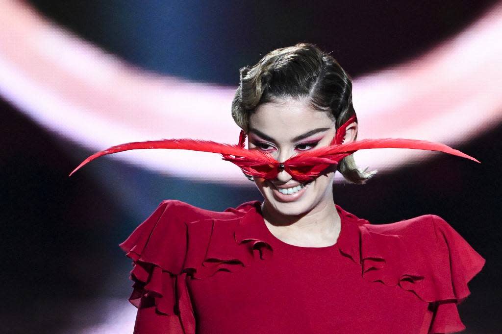 La Zarra, chanteuse québécoise qui représentera la France à l’Eurovision 2023 de Liverpool, a fait sa première répétition officielle jeudi 4 mai. Photo d’illustration de La Zarra prise en février dernier sur la scène des Victoires de la Musique. 