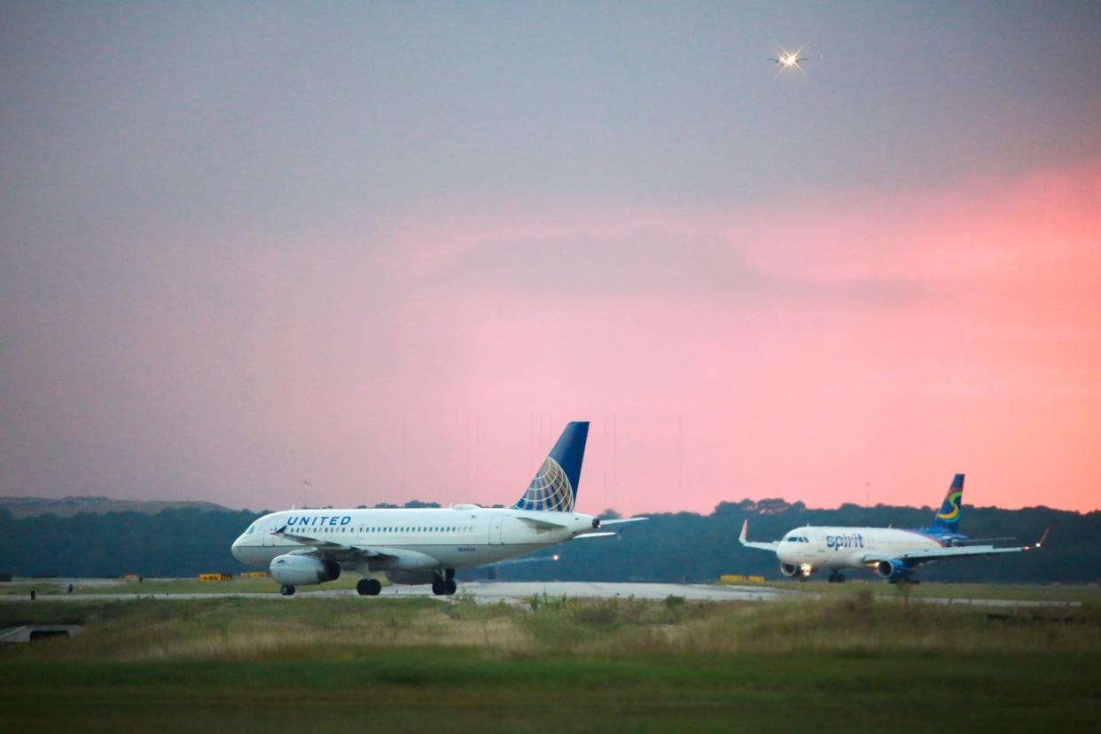 Eine Maschine der United Airlines. Die Fluggesellschaft entlässt als erste weltweit Mitarbeiter, die sich nicht impfen lassen wollen.