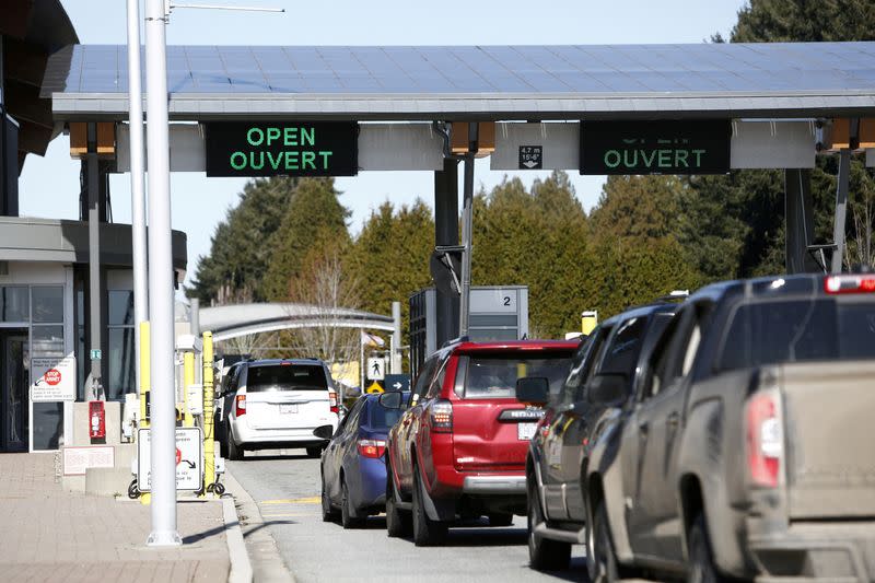 FILE PHOTO: FILE PHOTO: Drivers wait to cross through Canadian customs at the Canada-US border near the Peace Arch Provincial Park