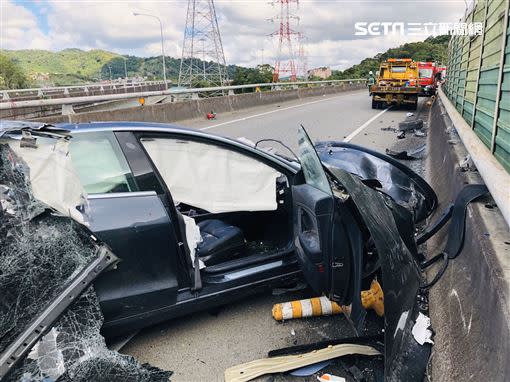 特斯拉車體扭曲變形。（圖／翻攝畫面）