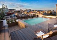 <p>La azotea del hotel Vincci Gala ofrece unas vistas espectaculares de la ciudad. Con una bonita piscina, en ella podrás picotear y disfrutar de un buen cóctel.</p><p><strong>¿Dónde? </strong>Ronda de Sant Pere, 32</p>