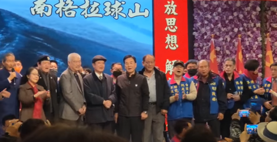 中國國民黨黃復興黨部主委季麟連日前參加統促黨舉辦的「歡慶中國共產黨第11屆三中全會44週年」活動，會場高掛五星旗也有多面中共黨旗。   圖：翻攝中華統一促進黨天師黨部「中國共產黨第11屆三中全會44週年慶圓滿成功」影片