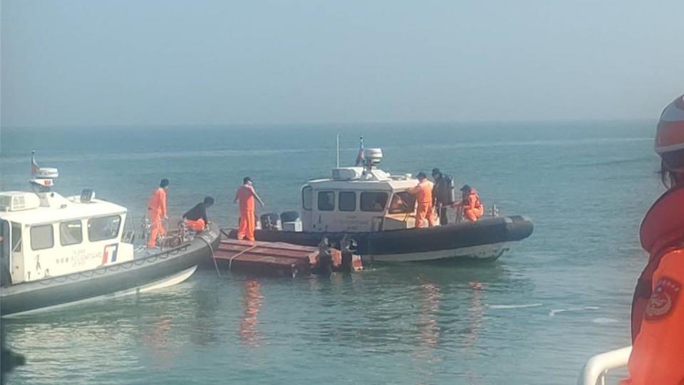 14日非法越界捕魚的陸籍漁船，遭海巡隊艦艇執行驅離，過程中造成船支翻覆2人溺斃案，恐升溫成兩岸政治議題。(圖／海巡署提供)