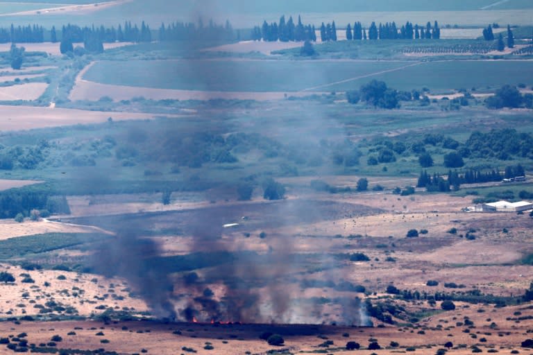 Fuego provocado por el lanzamiento de un cohete desde el sur de Líbano en la región de Alta Galilea, en el norte de Israel, el 21 de julio de 2024 (Jalaa Marey)
