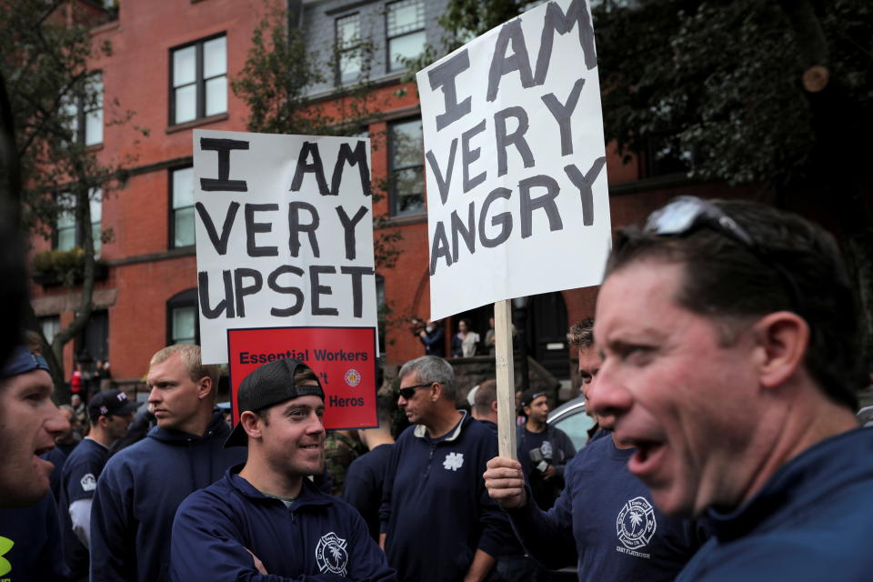 <p>Miembros del sindicato de bomberos y otros trabajadores municipales se manifiestan contra la vacuna obligatoria en Nueva York (Estados Unidos). (Foto: Mike Segar / Reuters).</p> 