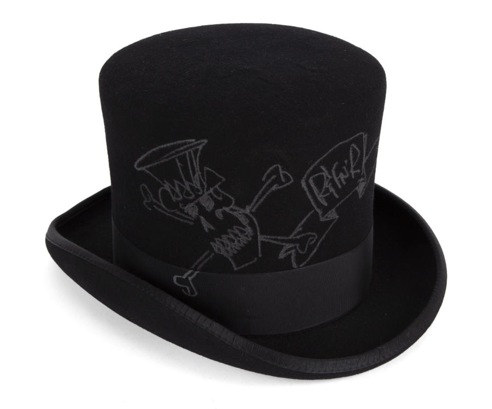 Slash drew on this top hat with a silver marker pen. (Photo: Julien's Auctions)