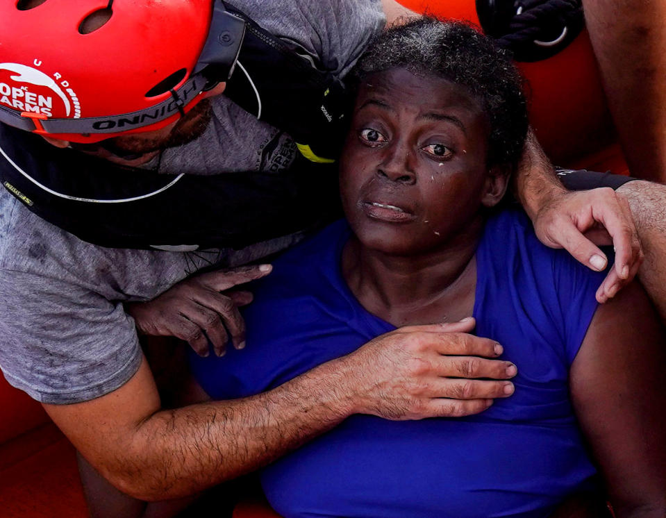 <p>Un miembro de Proactiva Open Arms abraza a la camerunesa Josepha, rescatada en el mar Mediterráneo. Ella era la única superviviente, había pasado la noche aferrándose a los restos de una embarcación en el agua, cantando himnos y rezando por su liberación. Todos los demás murieron.<br><br>Foto: REUTERS/Juan Medina </p>