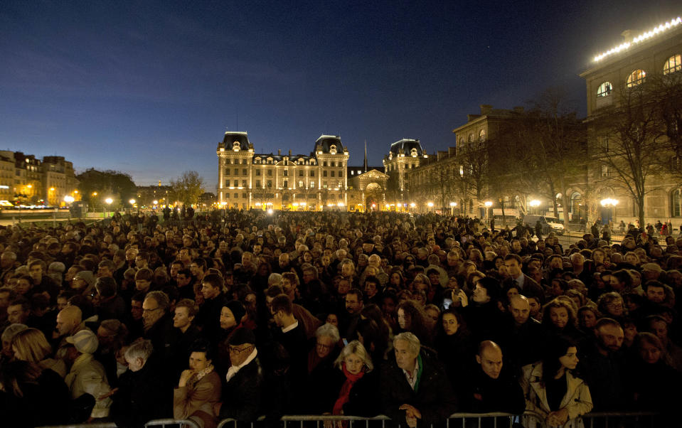 <p>People gather for a national service for the victims of the terror attack at Notre Dame Cathedral in Paris, Nov. 15, 2015. (Photo: Daniel Ochoa de Olza/AP) </p>