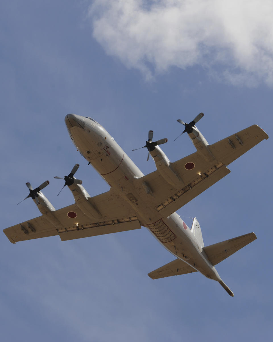 Una aeronave Orion japonesa despega de la base Pearce en Perth, Australia, para oarticipar en la búsqueda del avión perdido de Malaysia Airlines el jueves 17 de abril de 2014. (Foto de AP/Greg Wood)