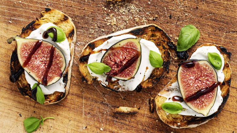 figs, mascarpone and balsamic on toast