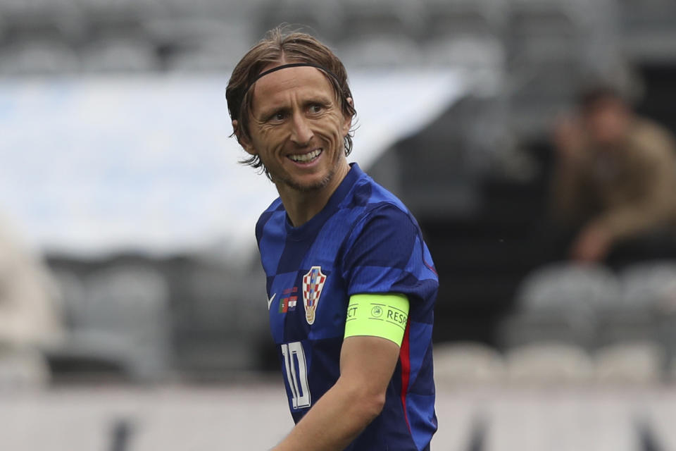 Luka Modric celebra tras anotar el primer gol de Croacia en un partido amistoso contra Portugal, el sábado 8 de junio de 2024, en Oeiras, Portugal. (AP Foto/Pedro Rocha)