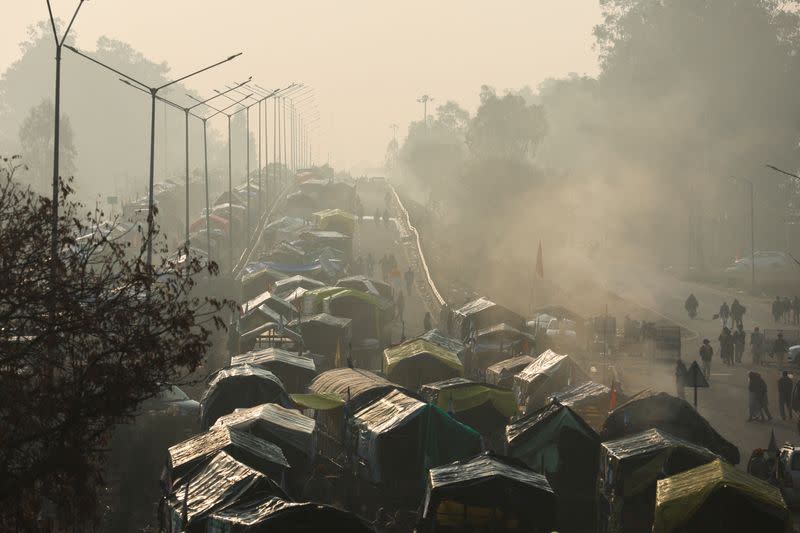 Indian farmers march towards New Delhi to press for the better crop prices