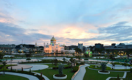 The Omar Ali Saifuddien Mosque is pictured in the centre of Bandar Seri Begawan, Brunei November 10, 2017. Picture taken November 10, 2017. REUTERS/Ahim Rani