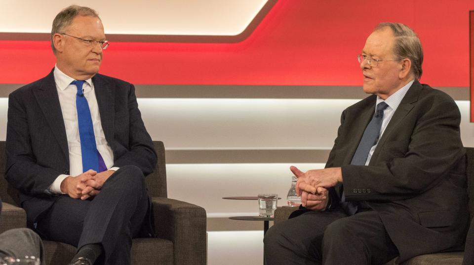 Der Ministerpräsident Niedersachsens Stephan Weil (l.) und SPD-Urgestein Rudolf Dreßler sehen die Lage in ihrer Partei unterschiedlich. (Bild: WDR/Max Kohr)