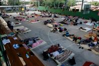 Inmigrantes cubanos descansan en un albergue temporal en el poblado de La Cruz, Costa Rica, cerca de la frontera con Nicaragua. REUTERS/Juan Carlos Ulate