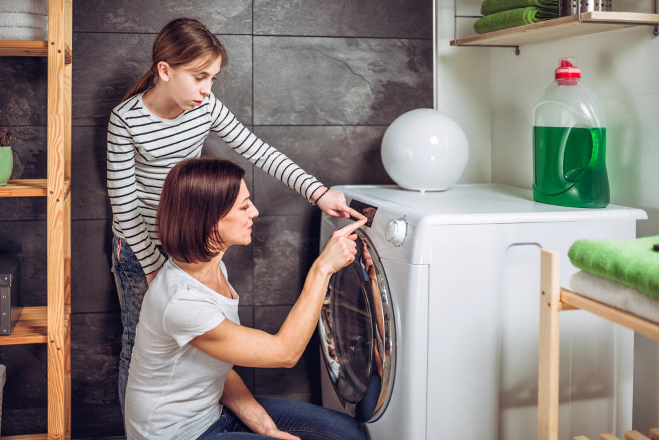 Für jede Kleidung gibt es den richtigen Waschgang. (Bild: Getty Images)