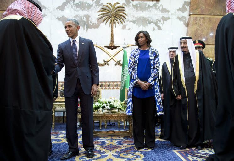 Michelle Obama zog sich sittsam an und bedeckte bei ihrem Besuch in Saudi-Arabien 2015 Arme und Beine – allerdings nicht ihren Kopf. (Bild: AP)